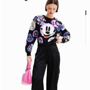 Short Disney's Mickey Mouse sweatshirt